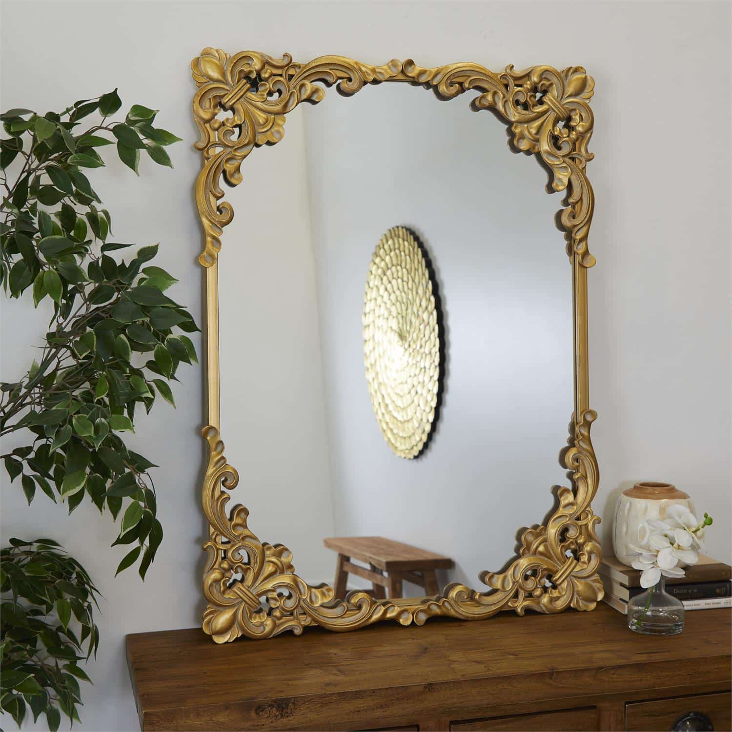 Espejo elegante con marco dorado