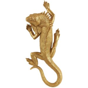 Escultura de lagarto dorado trepador