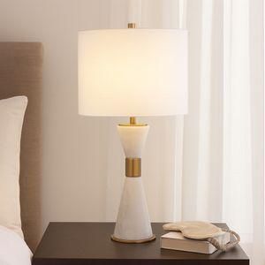 Lámpara de mesa Whisp de mármol blanco con detalles dorados