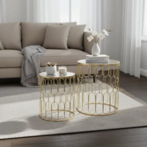 Set de mesas auxiliares doradas con patrón circular y espejo