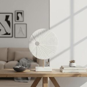 Escultura circular blanca con base de mármol