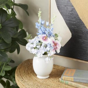 Arreglo floral artificial azul y blanco en florero cerámico