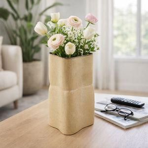 Florero beige irregular de cerámica con acabado moteado