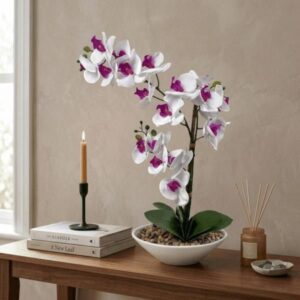 Orquídea artificial blanca con centro morado en base cerámica