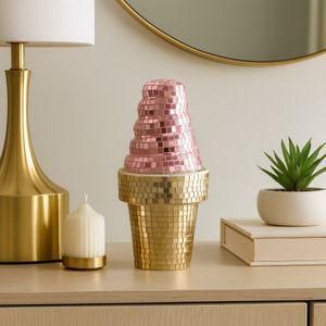 Escultura de helado con mosaico rosa y dorado