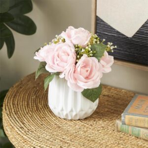 Arreglo floral artificial de rosas rosas en base blanca