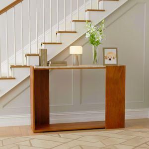 Consola moderna de madera con cubierta de mármol