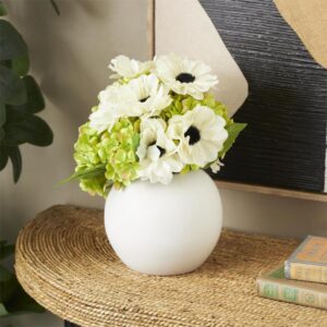 Arreglo floral artificial blanco y verde en florero redondo