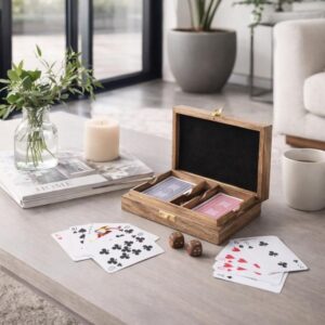 Caja de cartas y dados de madera con herrajes