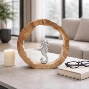 Caballito de mar decorativo dentro de aro de madera