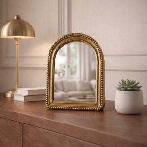 Espejo de mesa arqueado dorado con cuentas