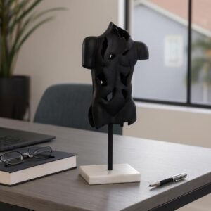 Busto abstracto negro sobre base de mármol