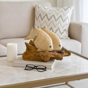 Peces decorativos de madera sobre rama natural