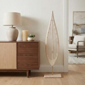 Escultura de piso “Alsace” con hoja de madera sobredimensionada