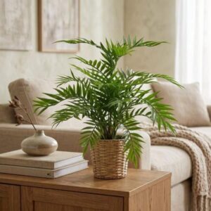 Planta artificial tipo helecho en maceta decorativa